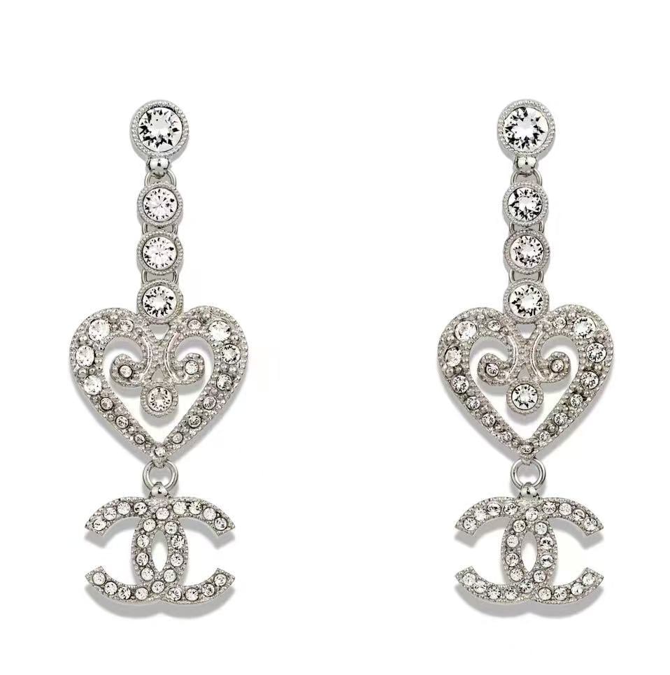 CHANEL CC Logo Dangly Earring: Item Name:Chanel CC Logo Dangly Earring Brand:ChanelModel No.:I23K 2023yrSizs:N/AWeight:N/AMaterial:Metal/StrassAccessories:BoxCondition B; Good condition;Light Used;Surface Stains