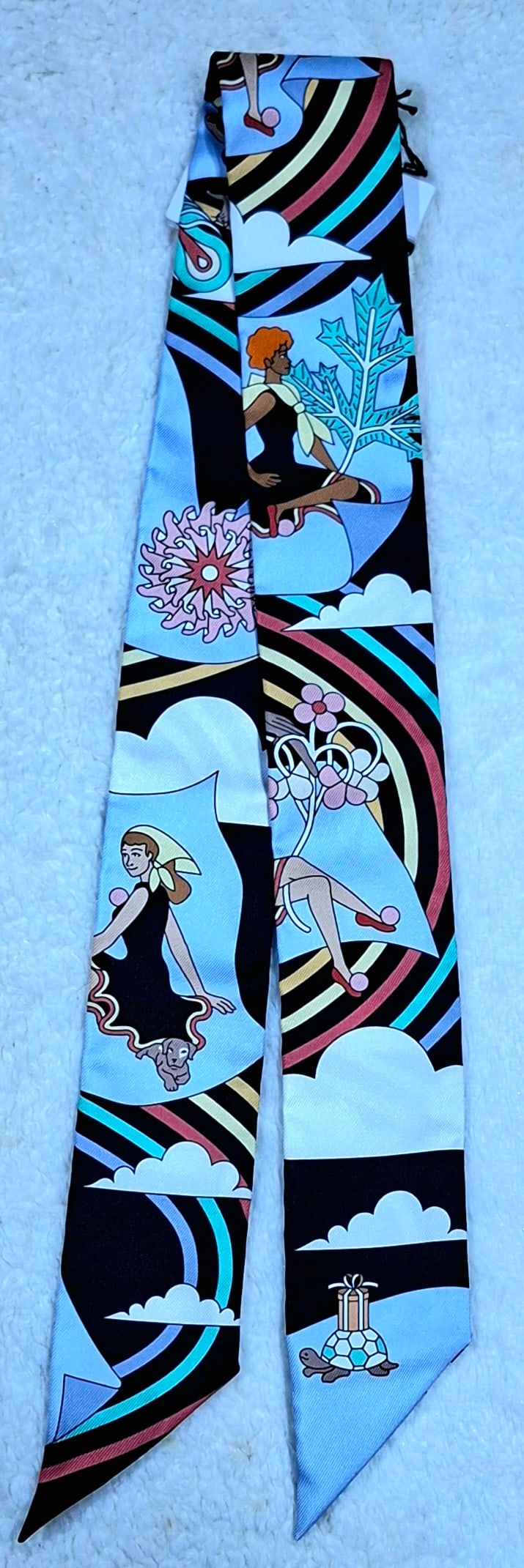 HERMES Carres Volants Twilly: Item Name:Hermes Carres Volants TwillyBrand:HermesModel No.:H063849S 03Sizs:86cm*5cmWeight:N/AMaterial:SilkAccessories:BoxCondition A; Perfet condition; Unsued