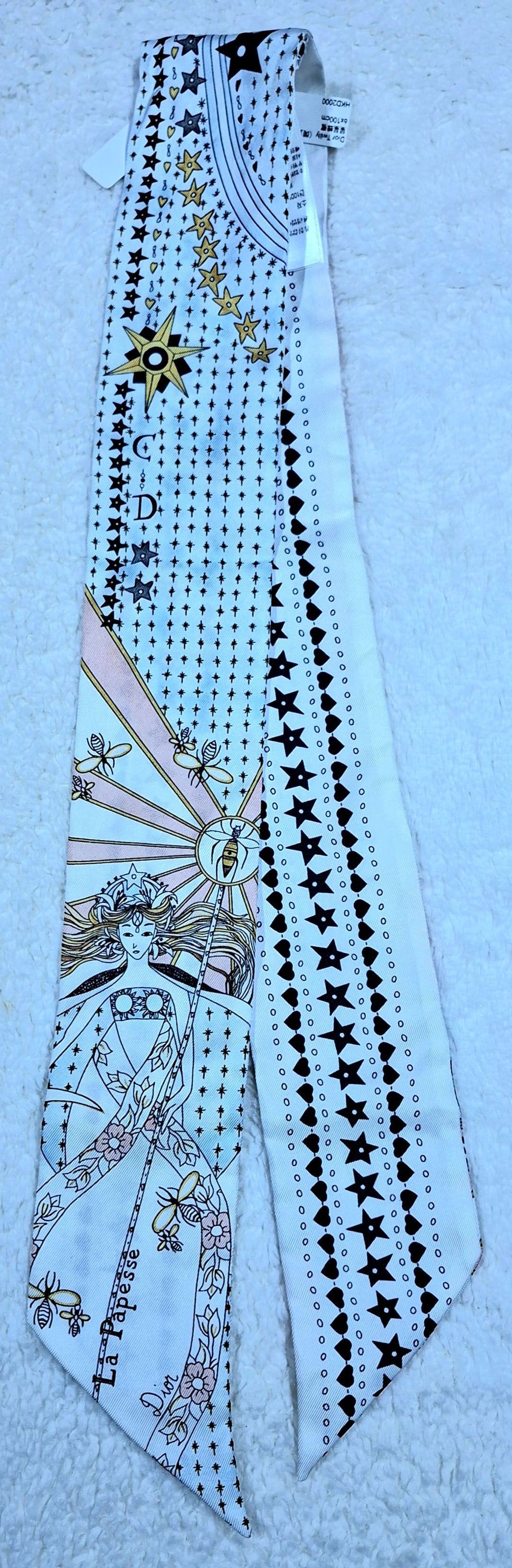 CHRISTIAN DIOR Papesse Tarot Mitzah Twilly: Item Name:Christian Dior Papesse Tarot Mitzah TwillyBrand:Christian DiorModel No.:7007721Sizs:100cm*6cmWeight:N/AMaterial:SilkAccessories:N/ACondition B; Perfet condition; Light Use