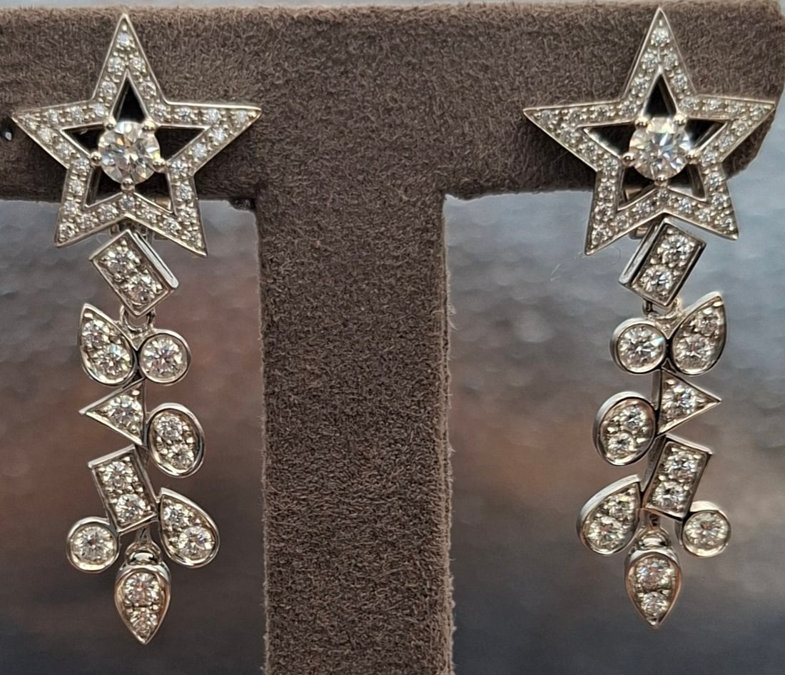 Chanel 18K Gold Diamond Etoile Filante Earrings: Type: EarringsMetal: 18K White GoldWeight: 9.6 gramsMeasurements: 19mmCondition: Pre-OwnedSigned By: ChanelAccessories:Box/Certificate