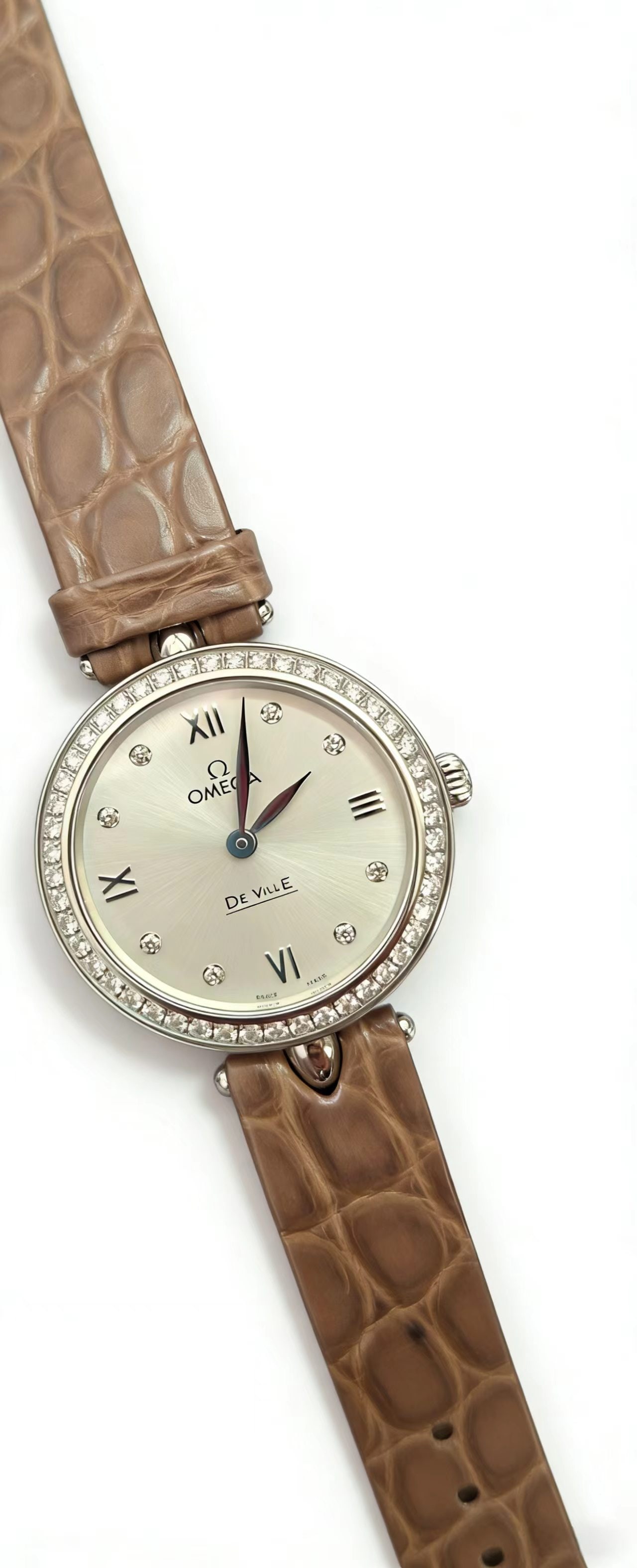 Omega De Ville Diamond Watch: Model: N/ACase Material: SSMovement: QuartzBand Material: AlligatorType: WatchWeight:23.2gramsDial Color: WhiteCase Size: 26mmWrist Size: 17cmCondition: Pre-Owned*Only Delivery to HK or Self-Pickup