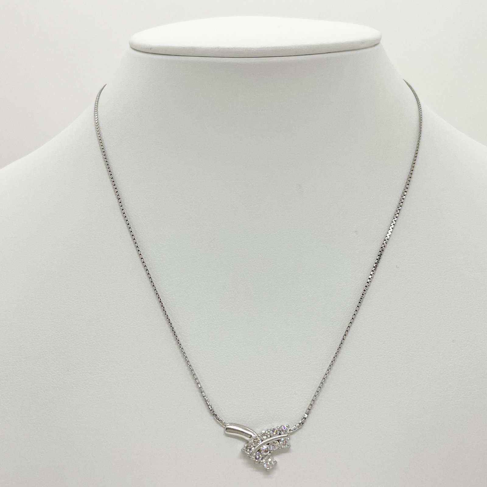 Pt850/Pt900 Diamond Necklace: Type: NecklaceMetal:PlatinumDiamond:0.73ctSize:42cmSigned By:N/A