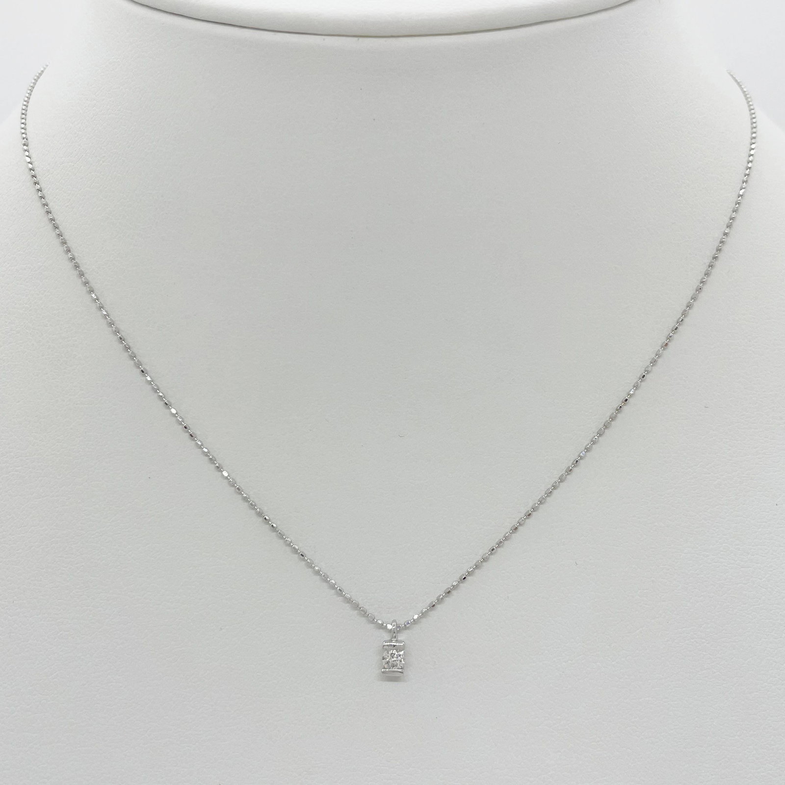 K18 Diamond Necklace: Type: NecklaceMetal:K18 White GoldDiamond:0.10ctSize:40cmSigned By:N/A
