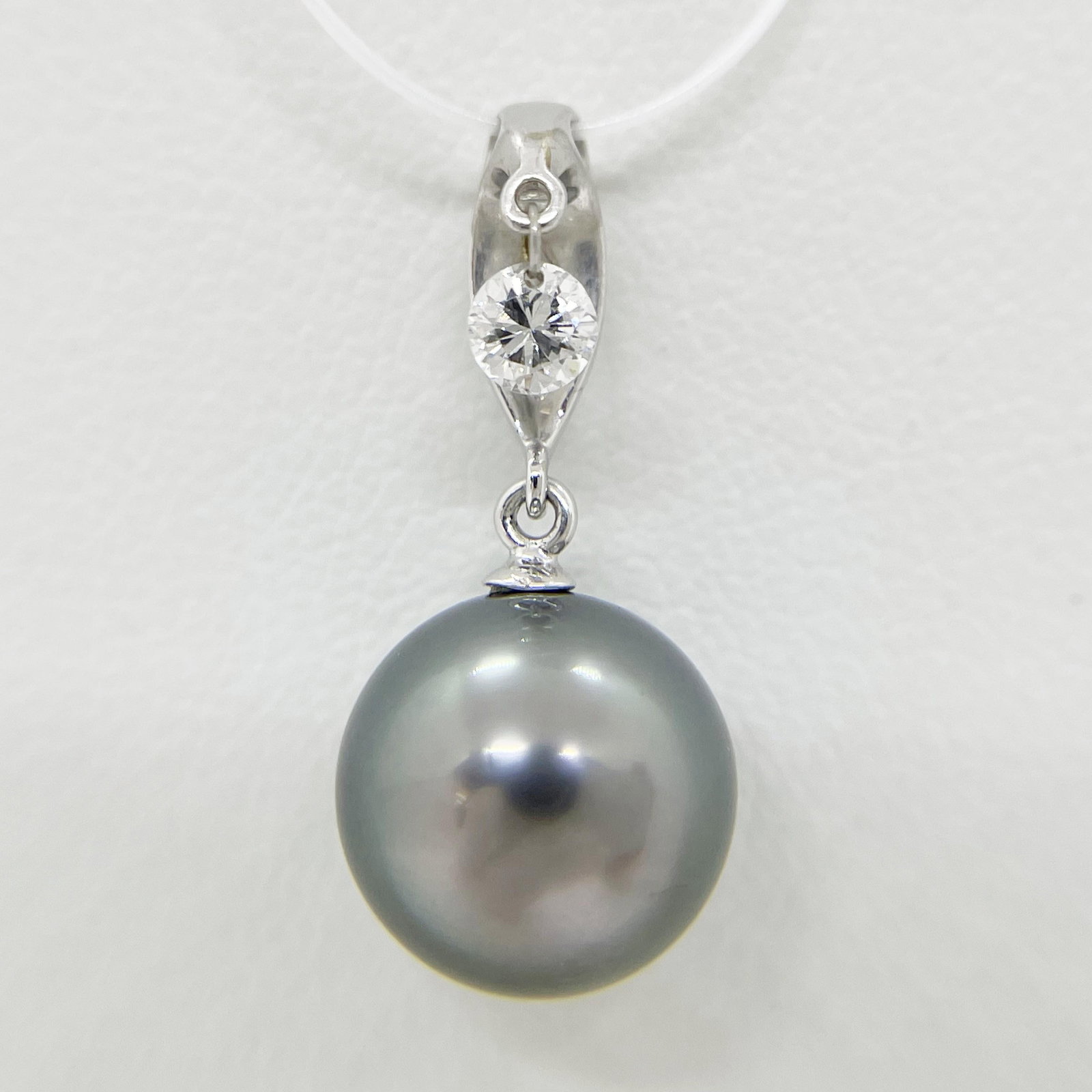 K18 9.5mm Tahitian Pearl Diamond Pendant: Type: PendantMetal:K18 White GoldDiamond:0.13ctSize:N/ASigned By: N/A