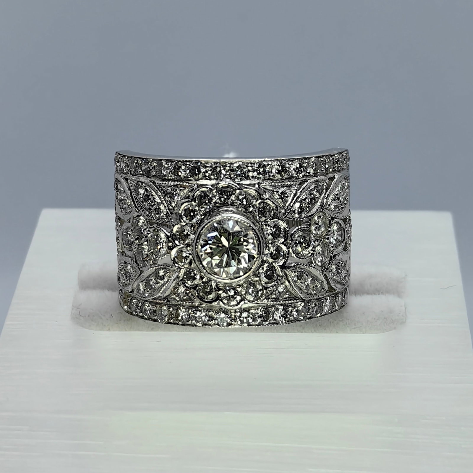 18K Diamond Ring: Type: Ring Metal:18K White GoldDiamond:1.95ctSize:6.5(US)Signed By: N/A
