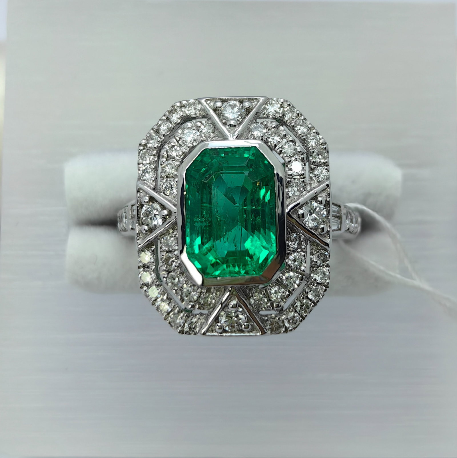 18K Colombia Minor Green Emerald Diamond Ring: Type: Ring Metal:18K White Gold Emerald :2.40ct Diamond:0.76ct Size:7(US) Signed By: N/A Additional Information: GRS