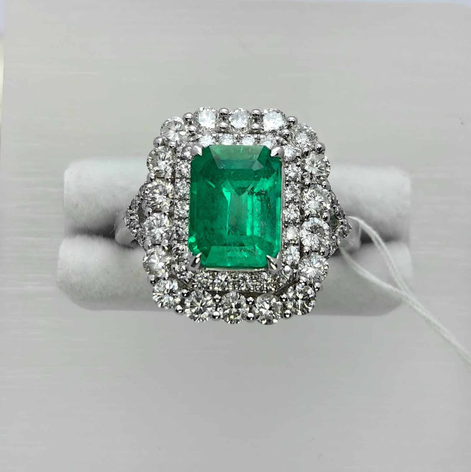 18K Colombia Minor Emerald Diamond Ring (1 of 4)