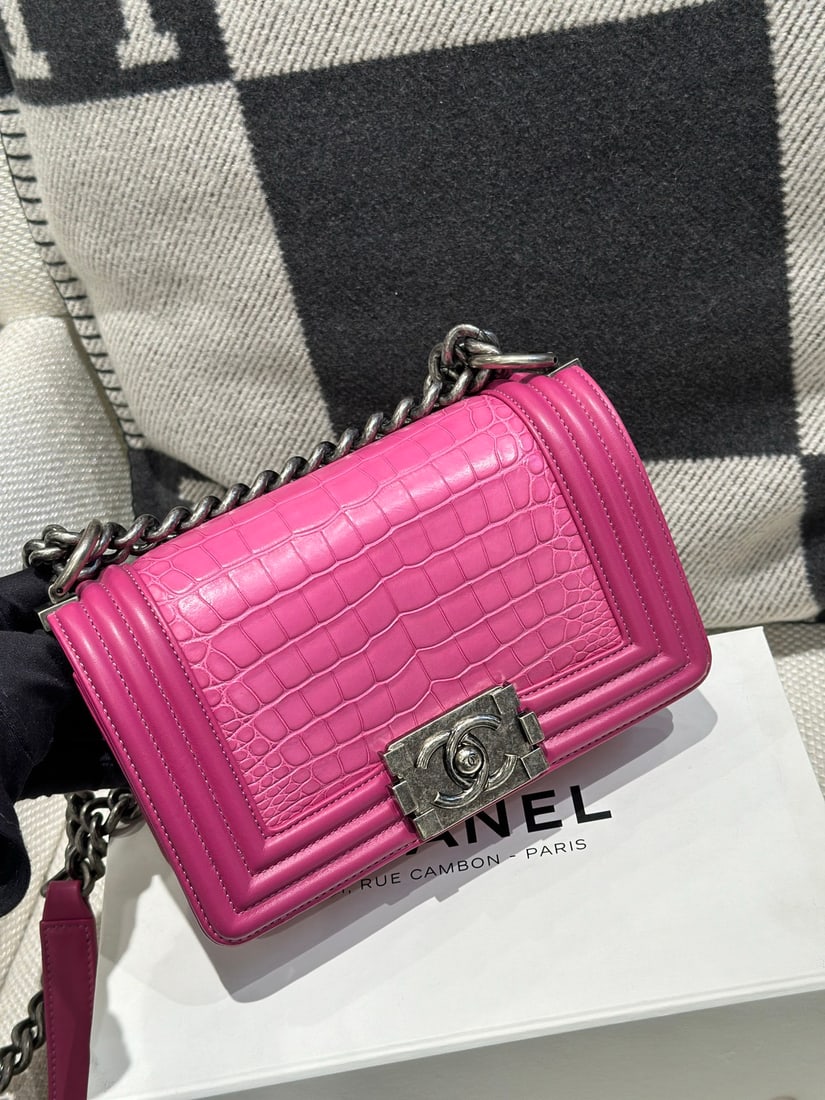 CHANEL Pink Matte Alligator and Leather Small Boy Bag: Item Name: Pink Matte Alligator and Leather Small Boy Bag Brand: CHANEL Model No.:21034177 Size:20cm*12cm * 8cm Color:Pink Material: Leather Accessories: Box/ Card/ Dust Bag *Only Delivery to HK or