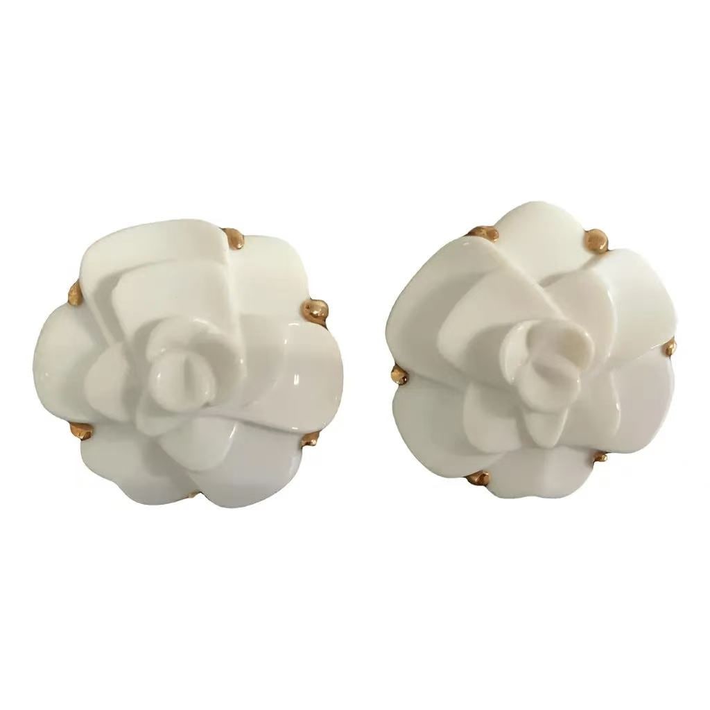 CHANEL K18 Camelia Earring: Type: Earring Metal:18K Diamond:N/A Size:N/A Signed By:CHANEL