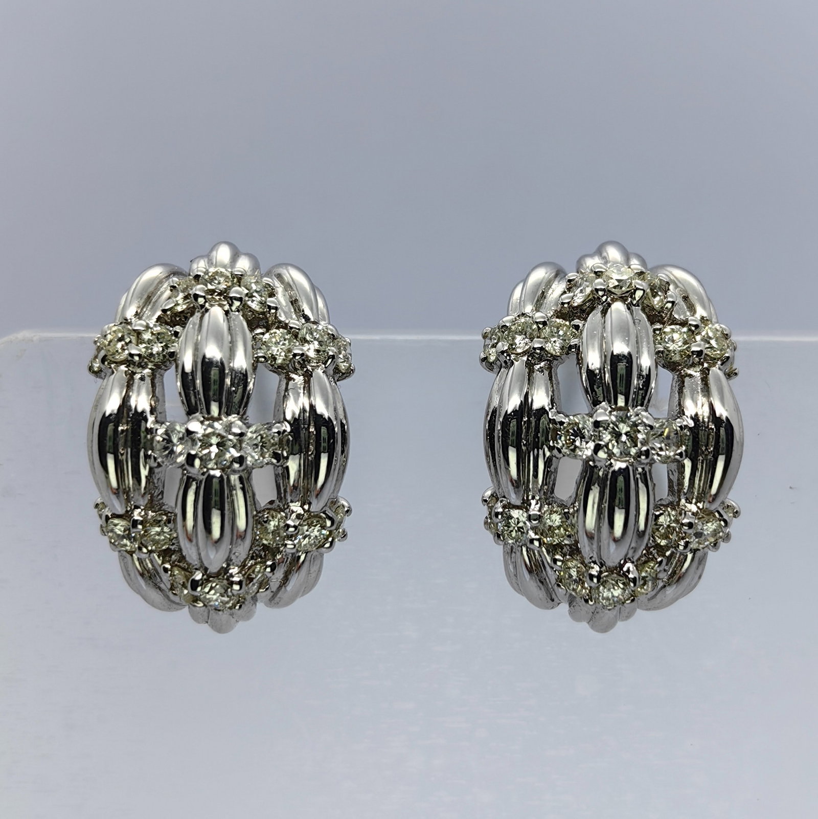 K18 Diamond Earring: Type: Earring Metal:K18 White Gold Diamond:1.70ct Size:N/A Signed By: N/A