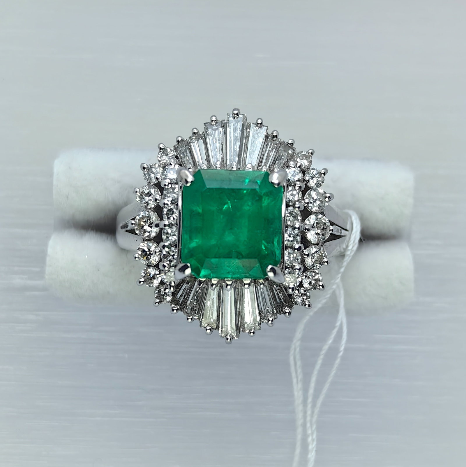 Pt900 Colombia VVG Minor Emerald Diamond Ring: Type: Ring Metal:Platinum Emerald :2.01ct Diamond:0.87ct Size:6(US) Signed By: N/A Additional Information: GRS