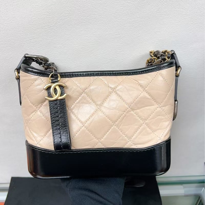 CHANEL Gabriella Small Hobo Bag: Item Name: Chanel Gabriella small hobo bag Brand: CHANEL Model No.:26255718 Sizs:20cm*15cm*8cm Color:Beige Black Material: Leather Accessories:Card/Dust Bag