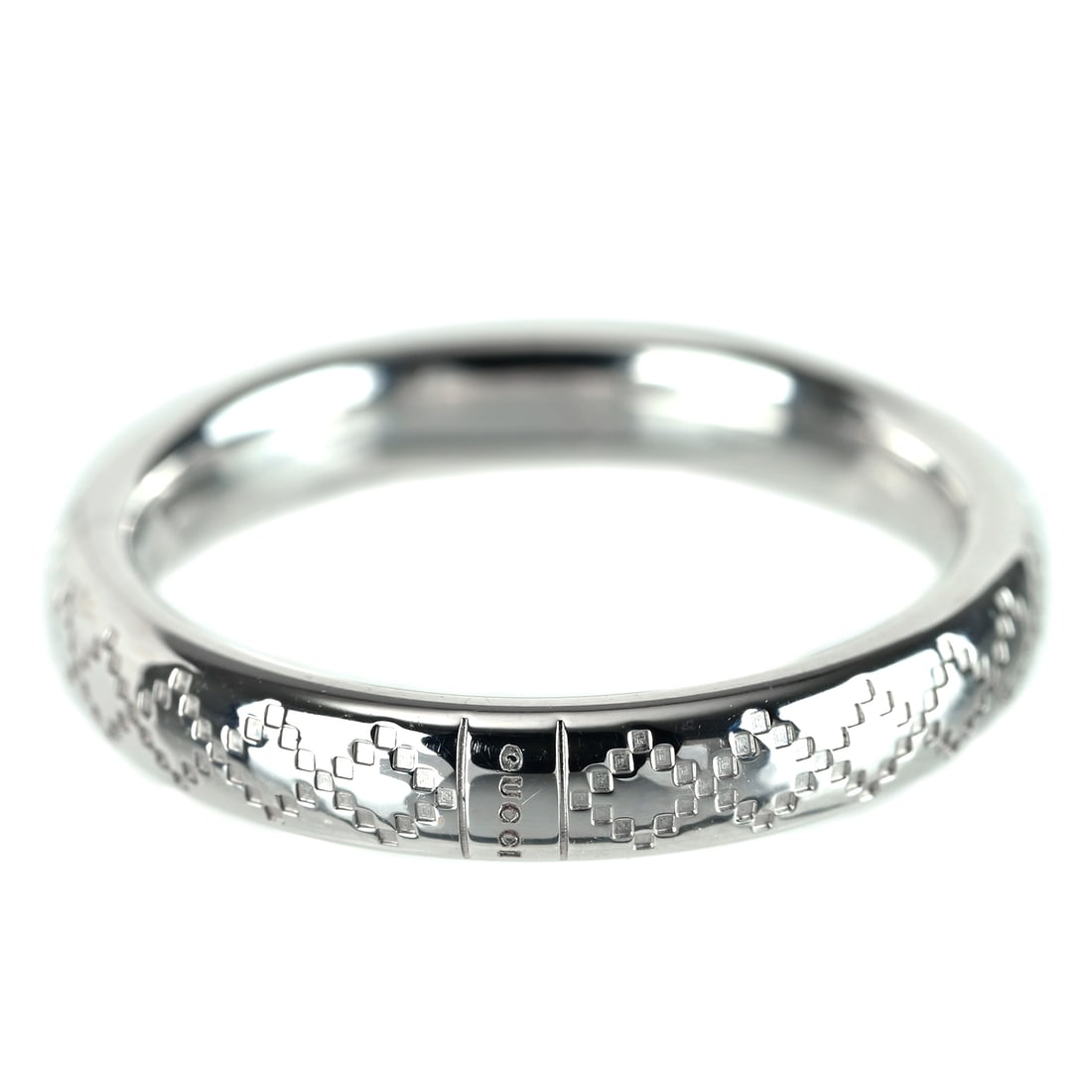 GUCCI 18K White Gold Ring: Type: Ring Metal: 18K White Gold Size: 7 (US) Signed By: Gucci Accessories:Box
