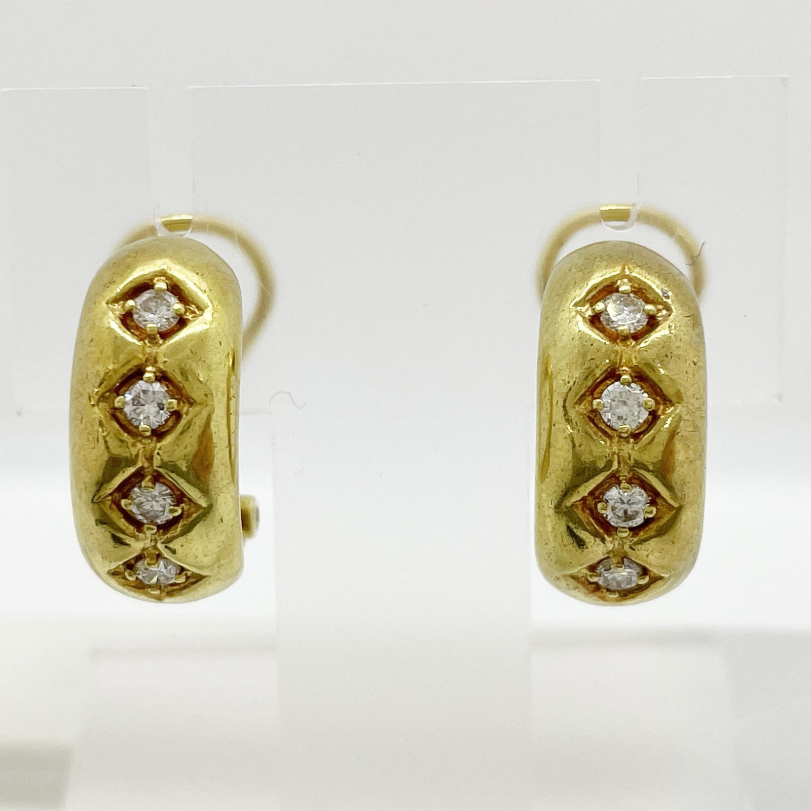 K18 Diamond Earring: Type: Earring Metal:K18 Yellow Gold Diamond:0.13ct Size:N/A Signed By: N/A
