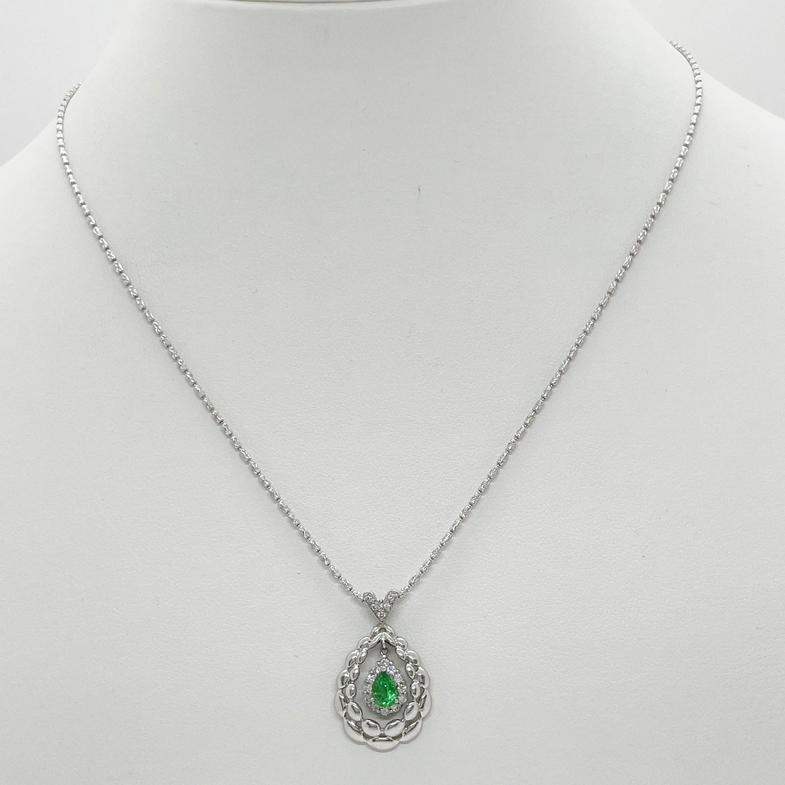 K18/Pt900 Emerald Necklace: Type: Necklace Diamond:0.19ct Emerald:0.37ct Metal:K18WG/PT900 Size:46cm