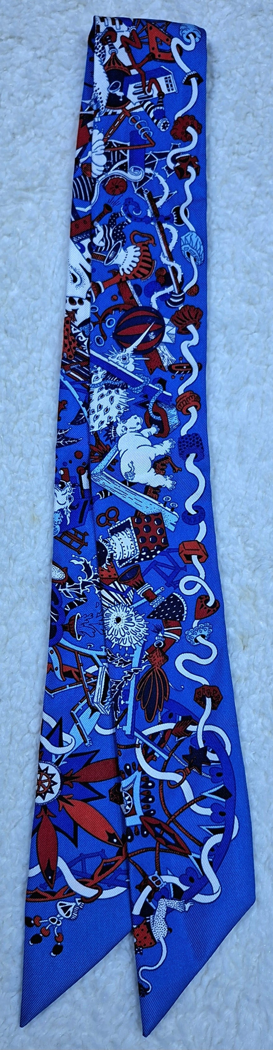 HERMES La Folle Parade Twilly: Item Name:Hermes La Folle Parade Twilly Brand:Hermes Model No.:H062899S 03 Sizs:86cm*5cm Material:Silk Accessories:Box