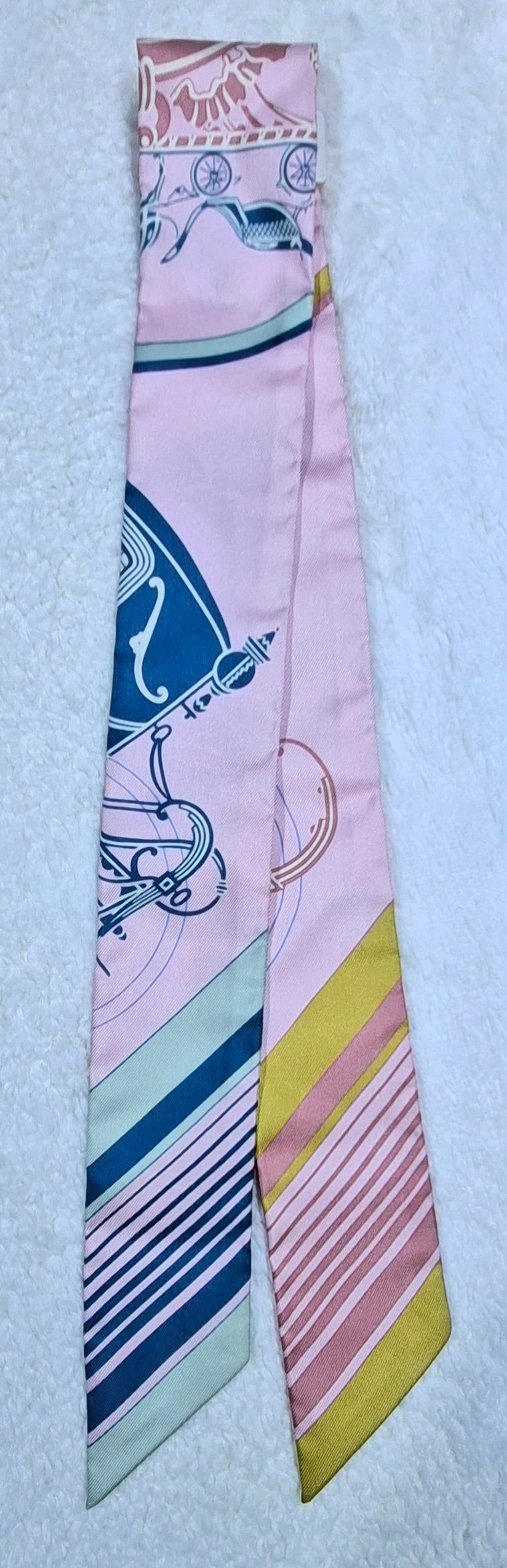 HERMES Ex-Libris Twilly: Item Name:Hermes Ex-Libris Twilly Brand:Hermes Model No.:H063791S 26 Sizs:86cm*5cm Material:Silk Accessories:Box
