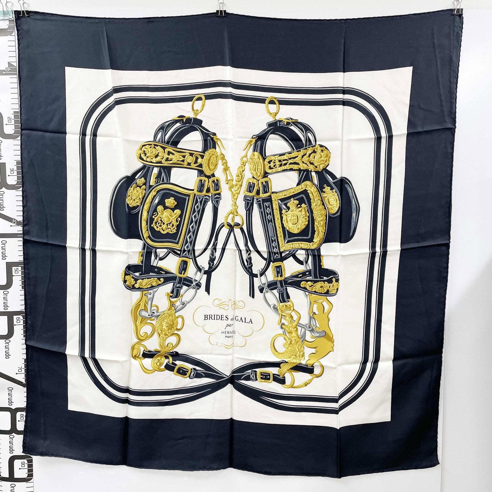 HERMES Brides de Gala forever scarf 90 Noir/Cr??me /Gold: Item Name:HERMES Brides de Gala forever scarf 90 Noir/Cr??me /Gold Brand:Hermes Model No.:N/A Size:88cm*88cm Material:Silk Accessories:N/A