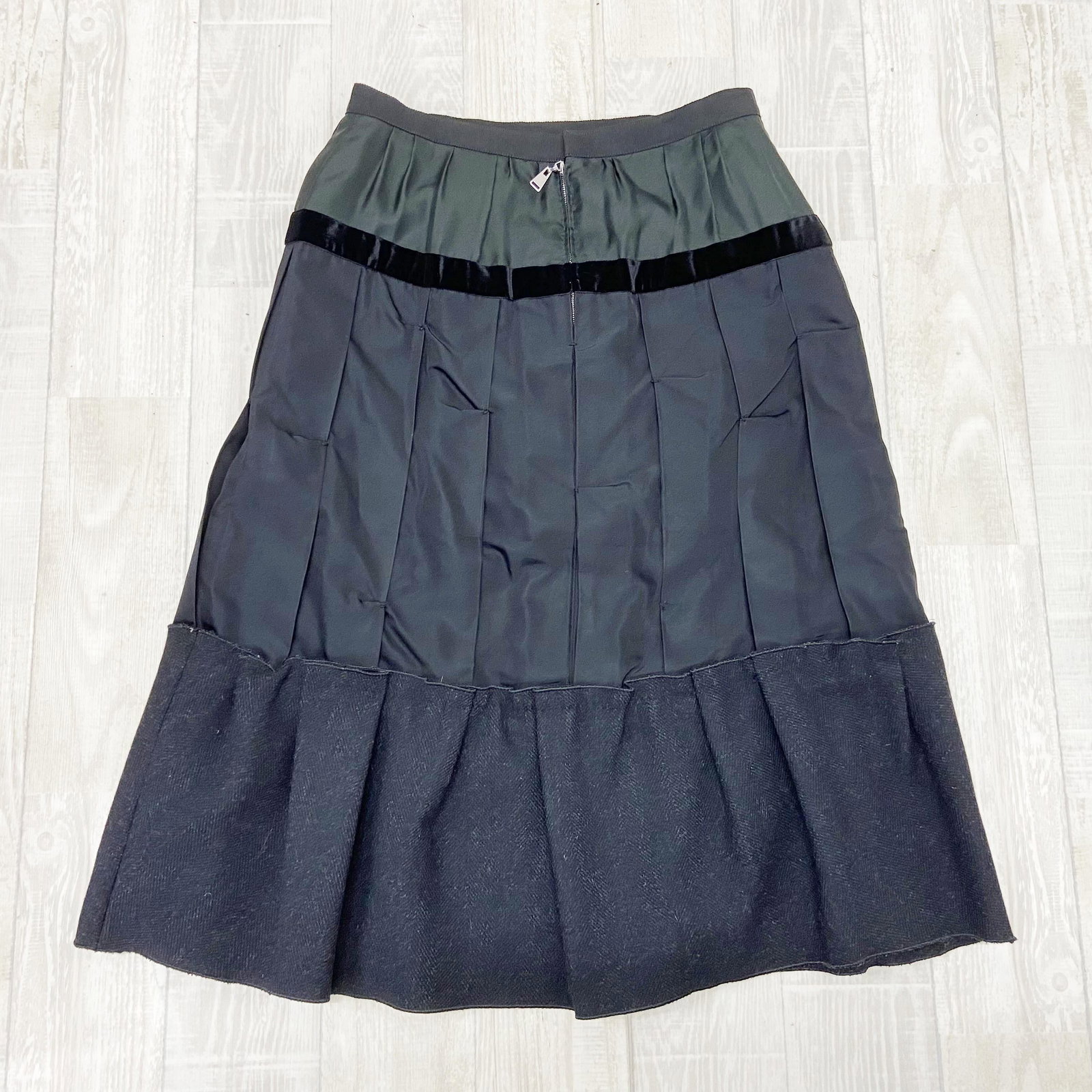 LOUIS VUITTON Skirt Silk x Wool Black Skirt: Item Name:LOUIS VUITTON Skirt Silk x Wool Black Skirt Brand:Louis Vuitton Model No.:N/A Sizs:36 Material:Silk;Wool;Polyamide Accessories:N/A