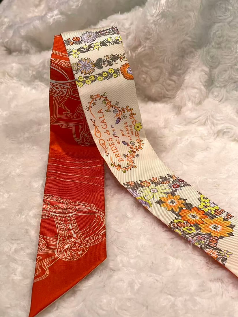 HERMES Grand Theatre Nouveau Twilly Scarf: Item Name:Hermes Sac Harnais de Coeur Twilly Scarf Brand:Hermes Model No.:H063761S 22 Sizs:86cm*5cm Material:Silk Accessories:Box