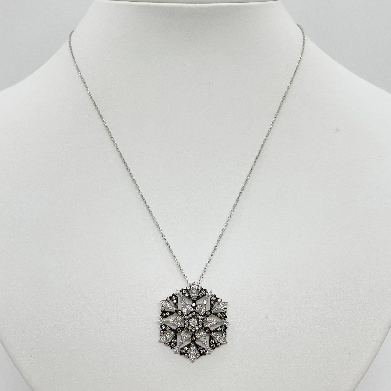 Pt850/Pt950 Diamond Necklace: Type: Necklace Diamond:0.53ct 0.51ct Metal:PT850/PT950 Size:46cm Accessories:NGL CERT