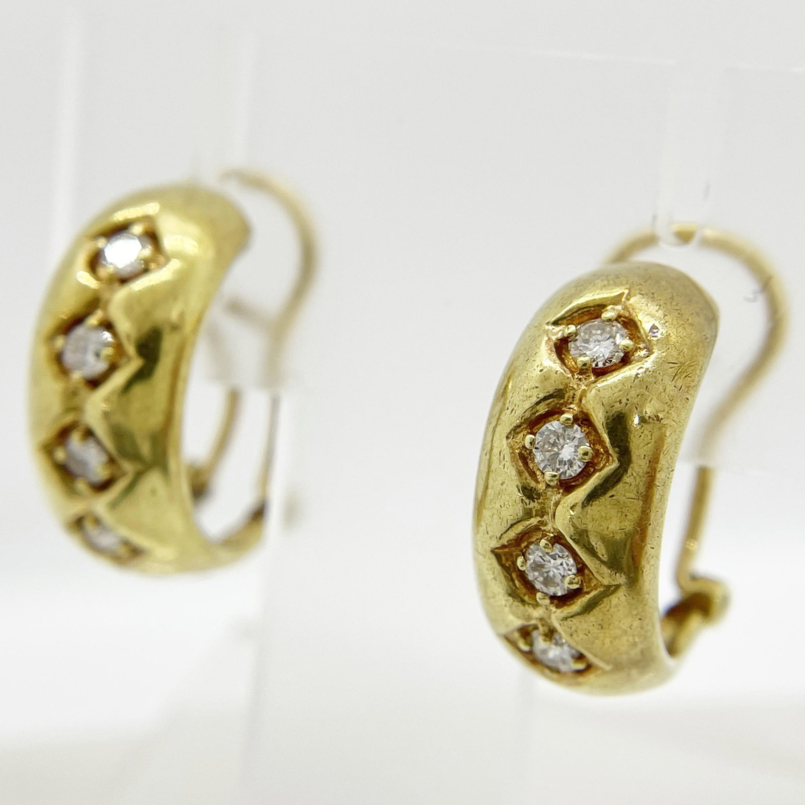 K18 Diamond Earring: Type: Earring Metal:K18 Yellow Gold Diamond:0.13ct Size:N/A Signed By: N/A