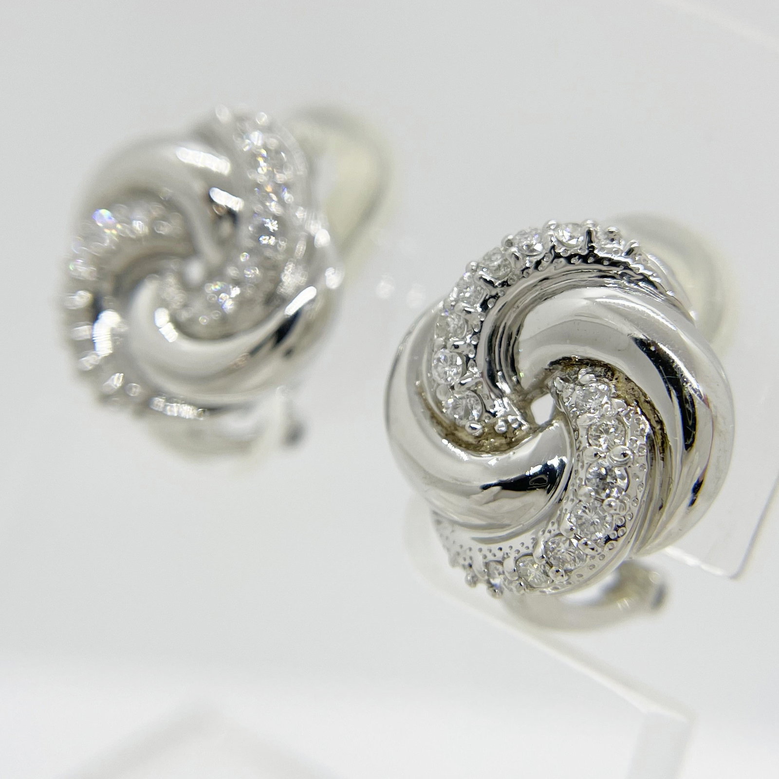 Pt900 Diamond Earring: Type: Earring Metal:Platinum Diamond:0.40ct Size:N/A Signed By: N/A