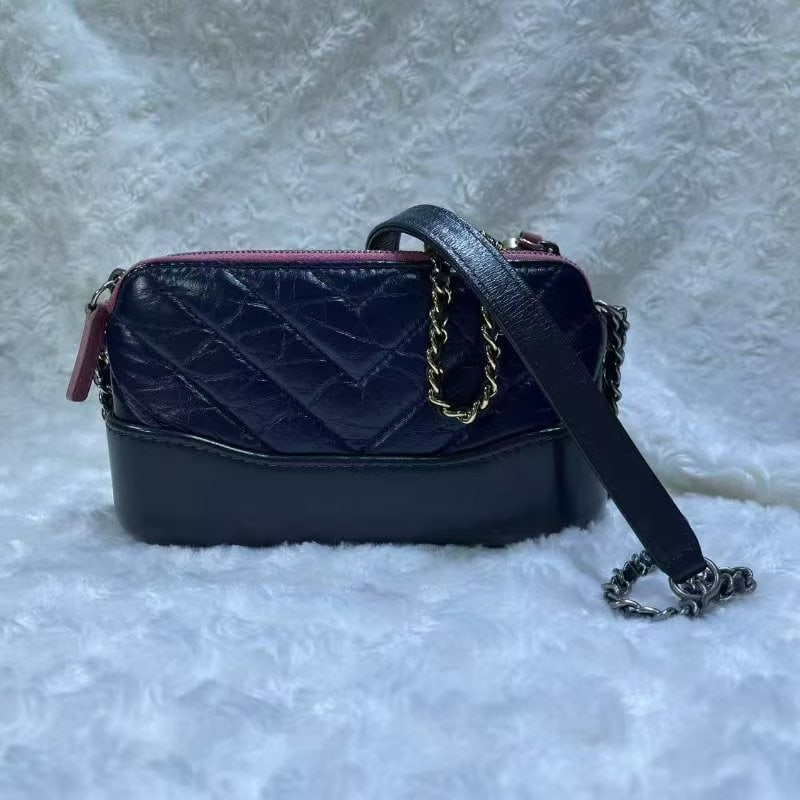 CHANEL Gabrielle Quilted Clutch Wallet: Item Name:Chanel Gabrielle Quilted Clutch Wallet Brand: CHANEL Model No.:26681431 Size:19cm*10cm*4cm Color:Dark Blue Material:Lambskin Accessories:N/A