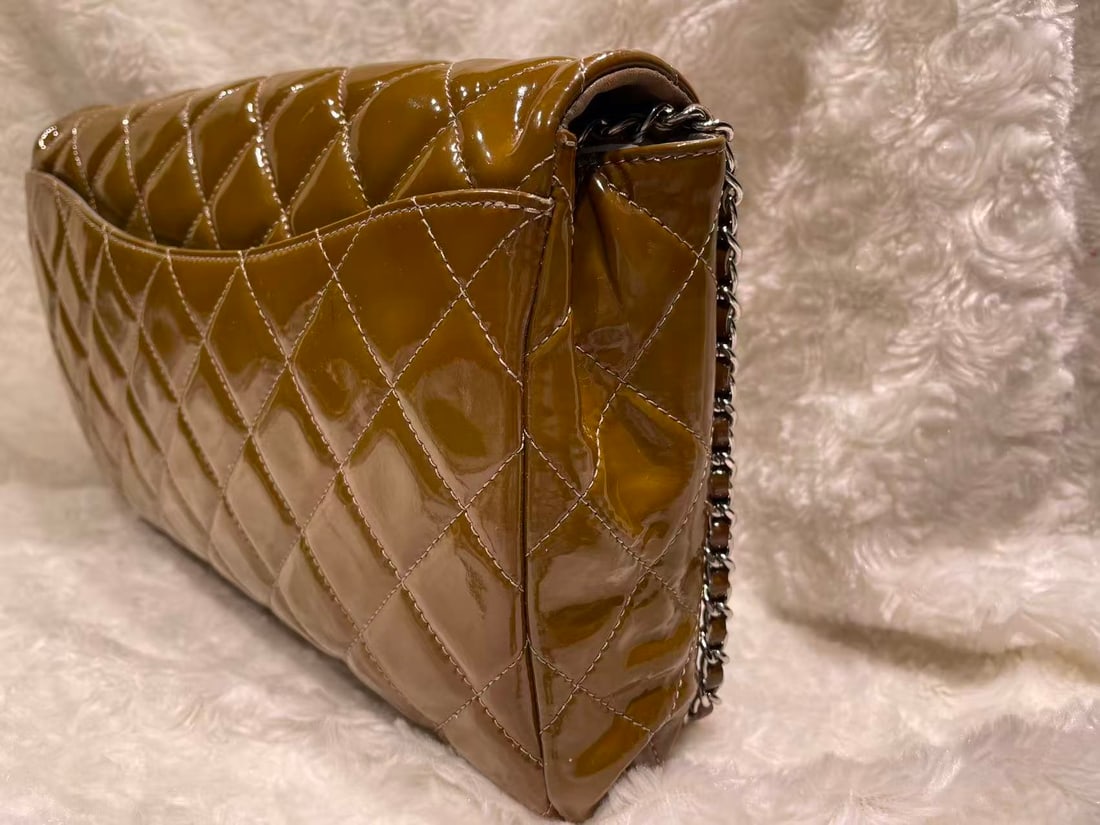 CHANEL Timeless Classique Patent Leather Crossbody Shoulder Bag: Item Name: Chanel Timeless Classique Patent Leather Crossbody Shoulder Bag Brand: CHANEL Model No.: 15312221 Sizs:27cm*19cm*5cm Color: Orange Material:Patent Leather Accessories:N/A