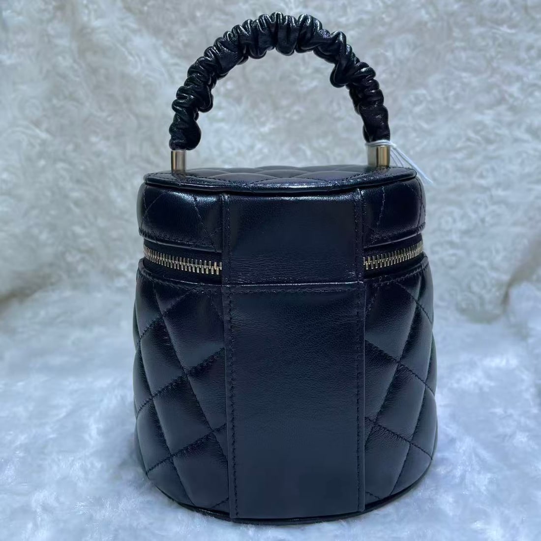CHANEL 22S Vanity Case Buckle: Item Name: Chanel 22s Vanity Case Black Buckle Brand: CHANEL Model No.: 31979023 Sizs:13.5cm*13.5cm*11.5cm Color:Black Material:Sheepskin Leather Accessories:Card/Dust Bag