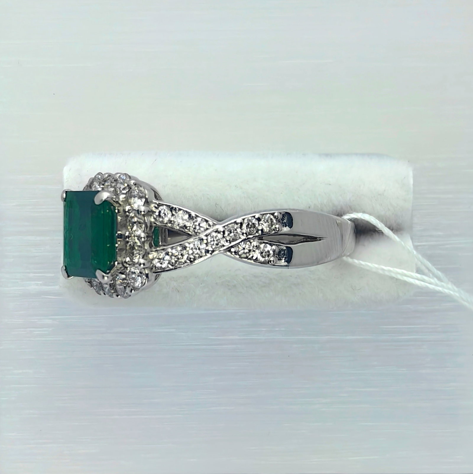 Pt900 Minor VVG Emerald Diamond Ring: Type: Ring Metal:Platinum Emerald:1.00ct Diamond:0.63ct Size:6.5(US) Signed By: N/A Additional Information: GRS