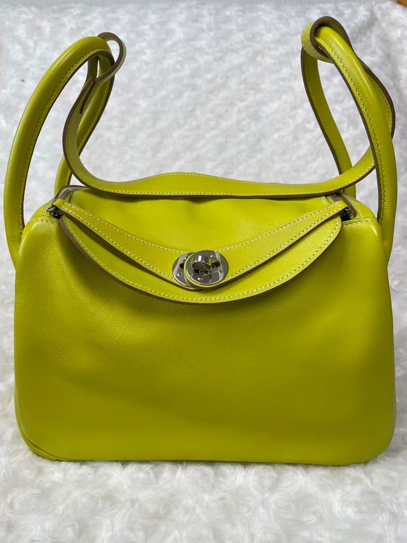 HERMES Evercolor Lindy 26 Bag: Item Name:Evercolor Lindy 26 Bag Brand:HERMES Model No.: C 1999YR Sizs:26cm*18cm*14cm Color:Lime Material:Evercolor Accessories: N/A