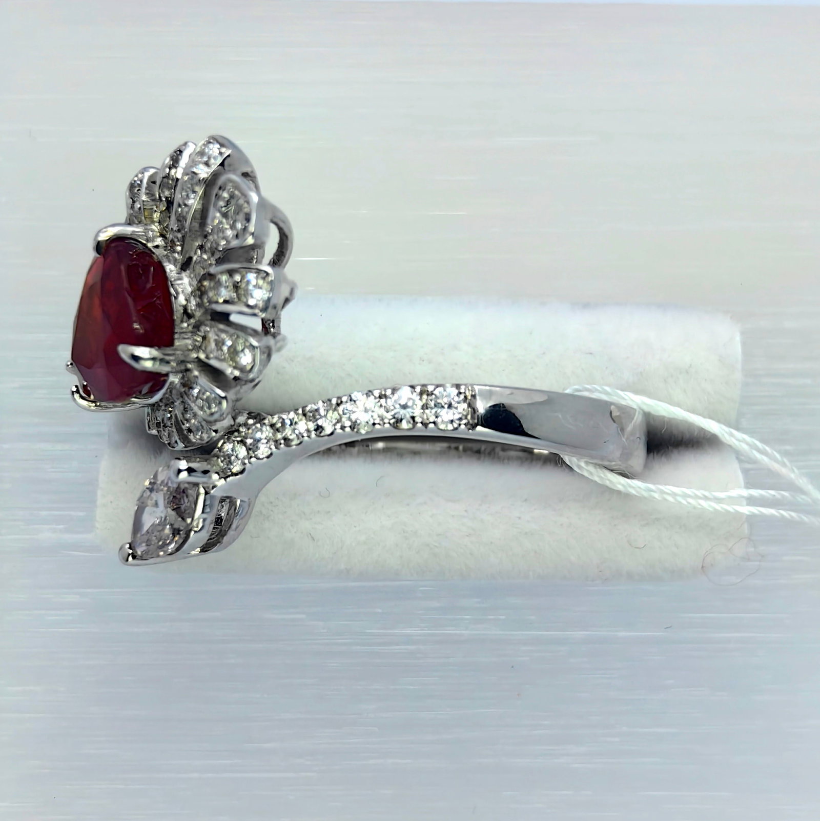 18K Mozambique NH VVR Ruby Diamond Ring: Type: Ring Metal:18K White Gold Ruby:2.04ct Diamond:0.57ct Pink Diamond:0.252ct Size:7(US) Signed By: N/A Additional Information: GRS