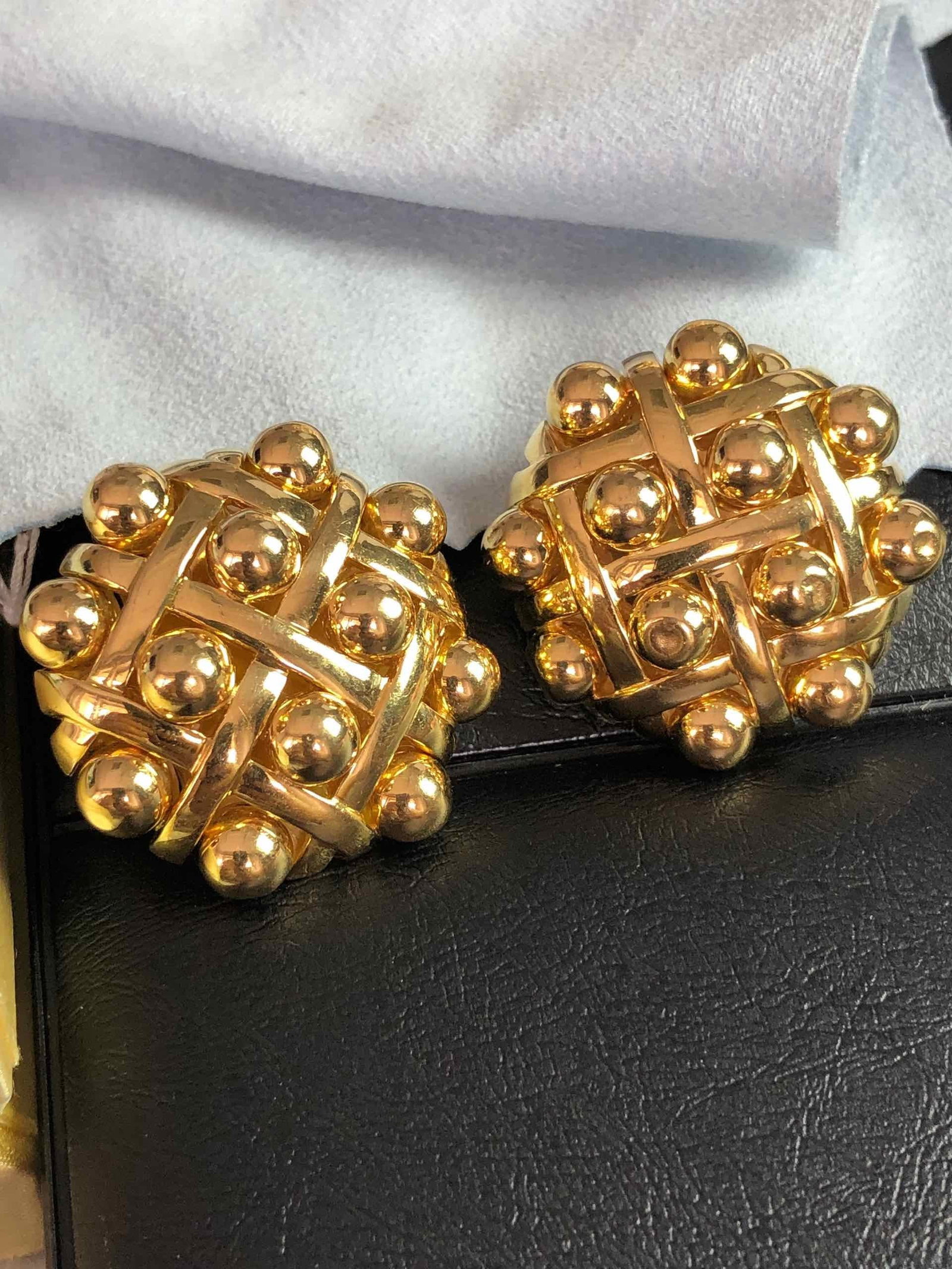 CHANEL K18 Earring: Type: Earring Metal:18K Size:N/A Signed By:Chanel