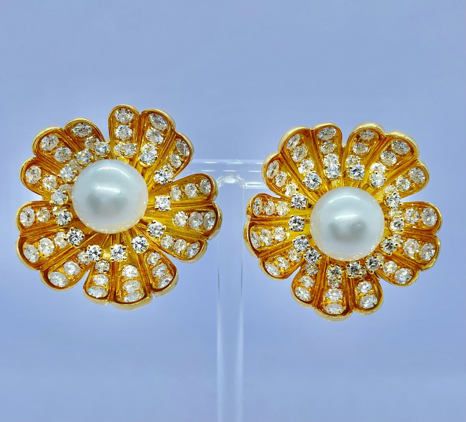 K18 11.8mm Pearl Diamond Earring: Type: Earring Metal:18K Diamond: approximately 5.90ct Size:N/A Signed By:N/A