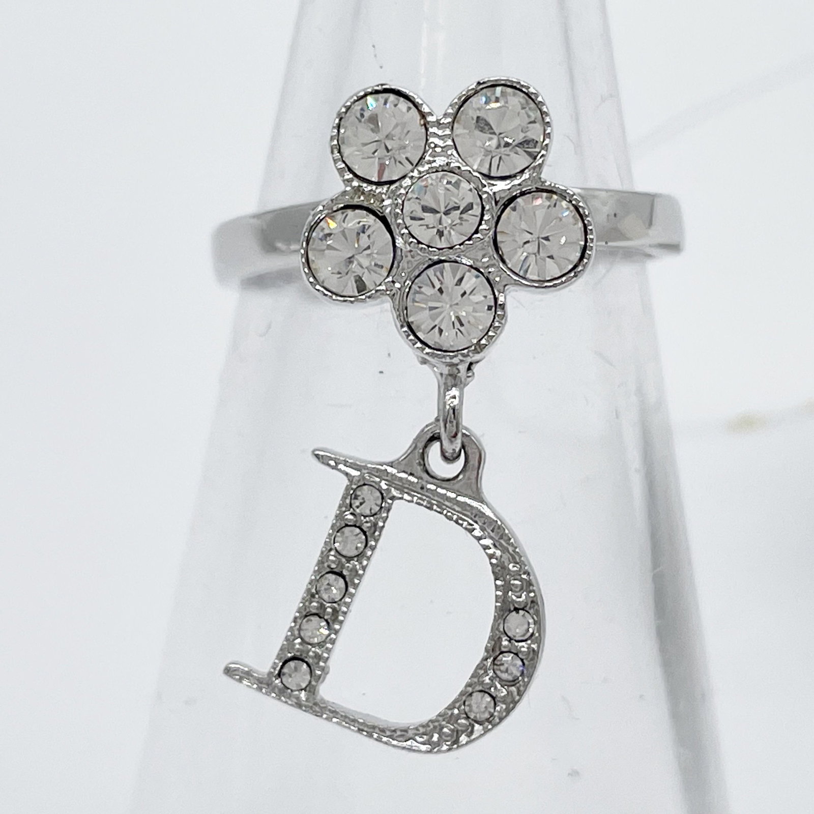 CHRISTIAN DIOR Silver Flower Ring: Item Name: Christian Dior Silver Flower Ring Brand:Christian Dior Model No.:N/A Sizs:11.5(US) Material: Silver/Rhinestone Accessories:Box