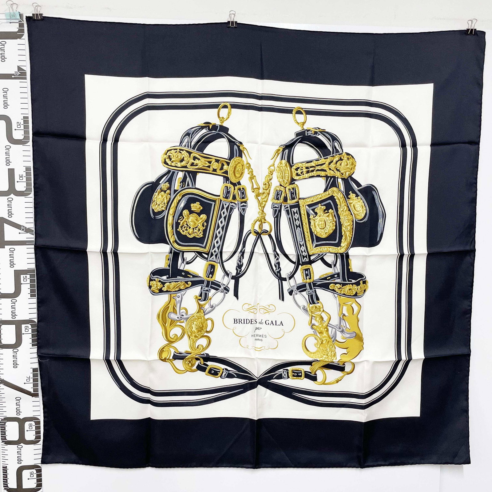 HERMES Brides de Gala forever scarf 90 Noir/Cr?me /Gold: Item Name:HERMES Brides de Gala forever scarf 90 Noir/Cr?me /Gold Brand:Hermes Model No.:N/A Size:88cm*88cm Material:Silk Accessories:N/A