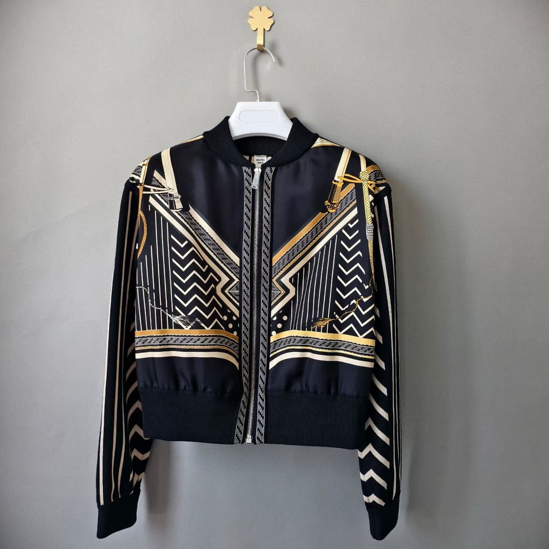 HERMES Virgin Wool Silkn Printed Bomber Jacket: Item Name:Hermes Virgin Wool Silkn Printed Bomber Jacket Brand:Hermes Model No.:3H2827D9 Sizs:Size34 Material:Wool/Polyamid/Elastan Accessories:N/A