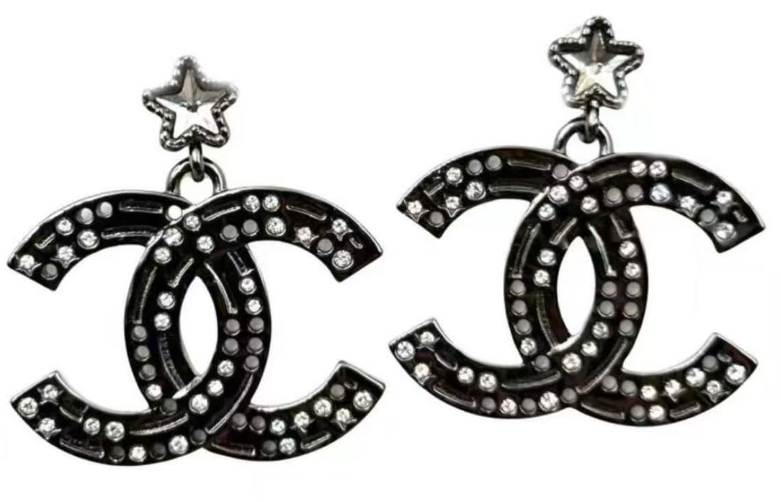 CHANEL Chanel Gunmetal Star CC Dangle Piercing Earrings: Item Name:Chanel Gunmetal Star CC Dangle Piercing Earrings Brand:Chanel Model No.:B24K 2024YR Sizs:N/A Material:Metal/Strass Accessories:Box