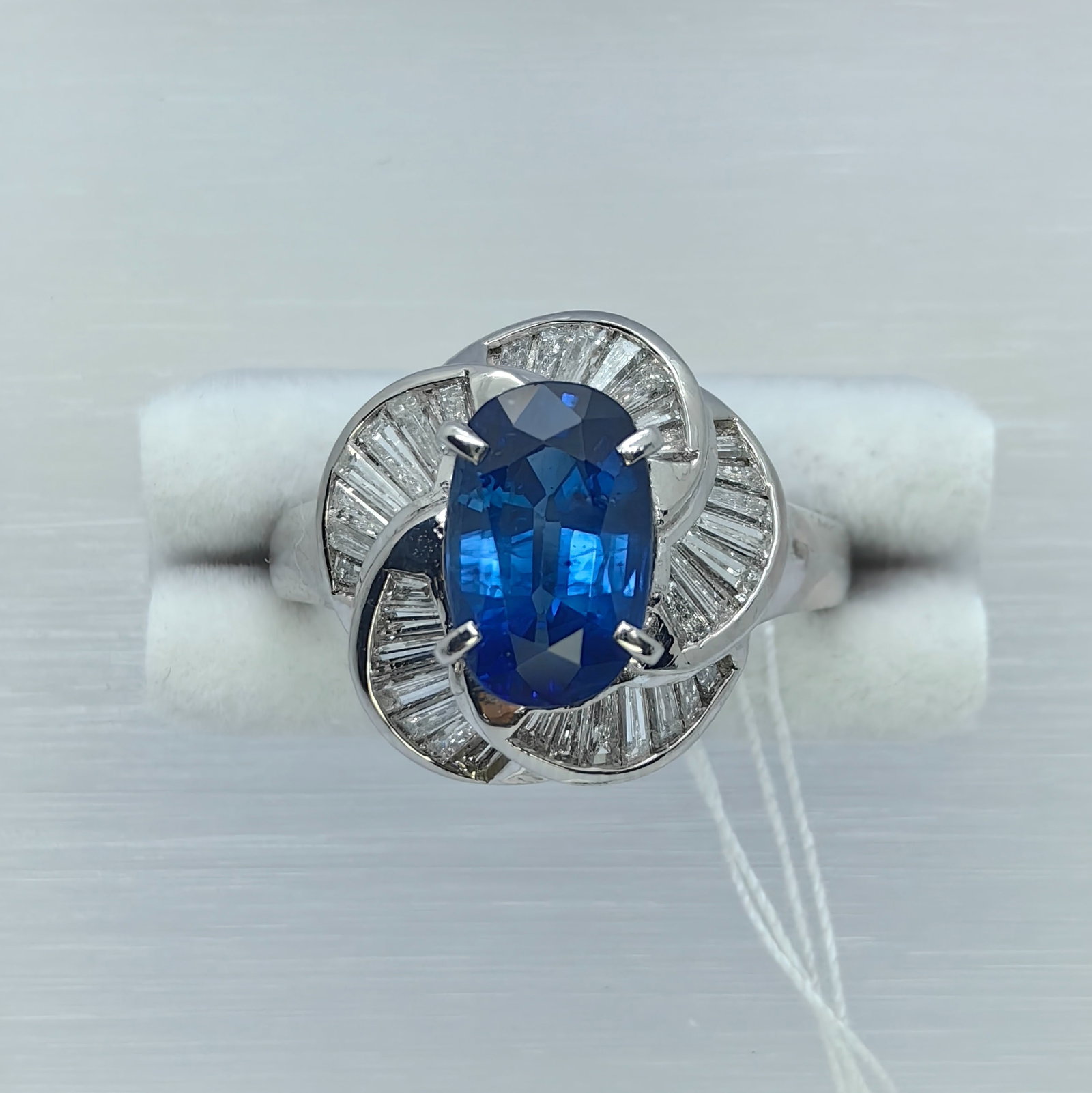 Pt900 Sapphire Diamond Ring: Type: Ring Metal:Platinum Sapphire:2.52ct Diamond:0.73ct Size:6.5(US) Signed By: N/A