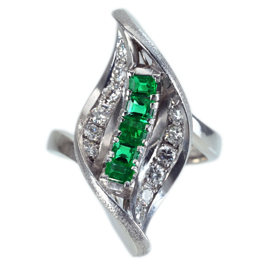 PT900 EMERALD Diamond Ring: Type:RING Item Name:PT900 EMERALD Diamond Ring Diamond:0.38ct EMERALD:0.53ct Metal:PT900 Size:6(US) Accessories:N/A