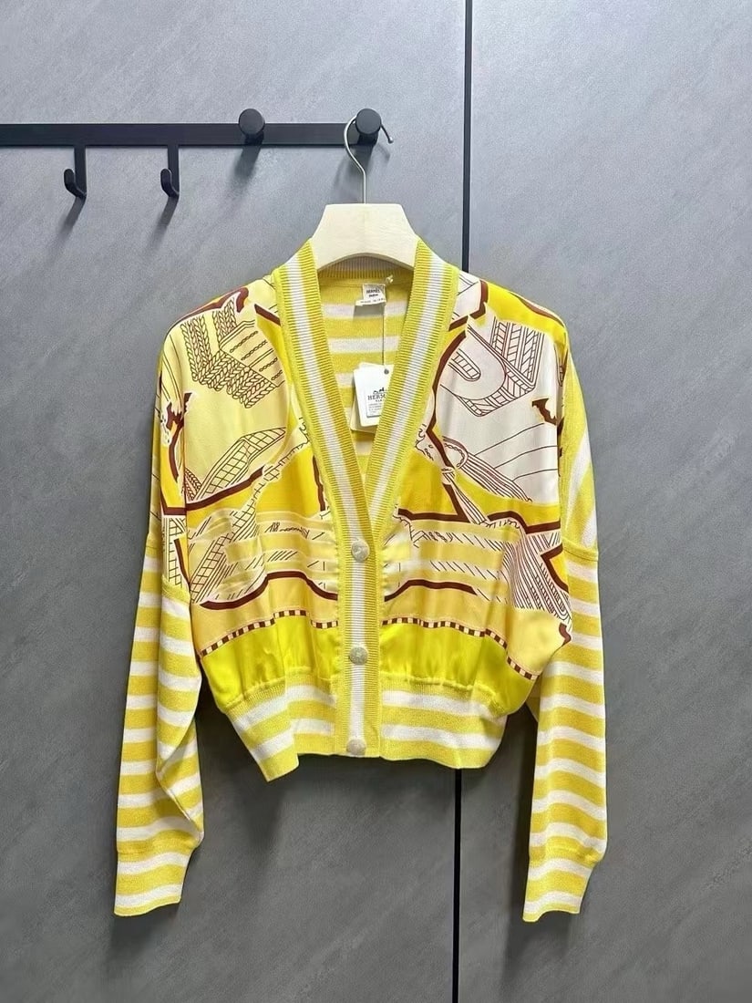 HERMES2022 SILK PRINTED CASHMERE KNIT SWEATER: Item Name:HERMES2022 SILK PRINTED CASHMERE KNIT SWEATERBrand:HERMESMaterial:CashmereSize:34Signed By:HERMESAccessories:WITH TAG