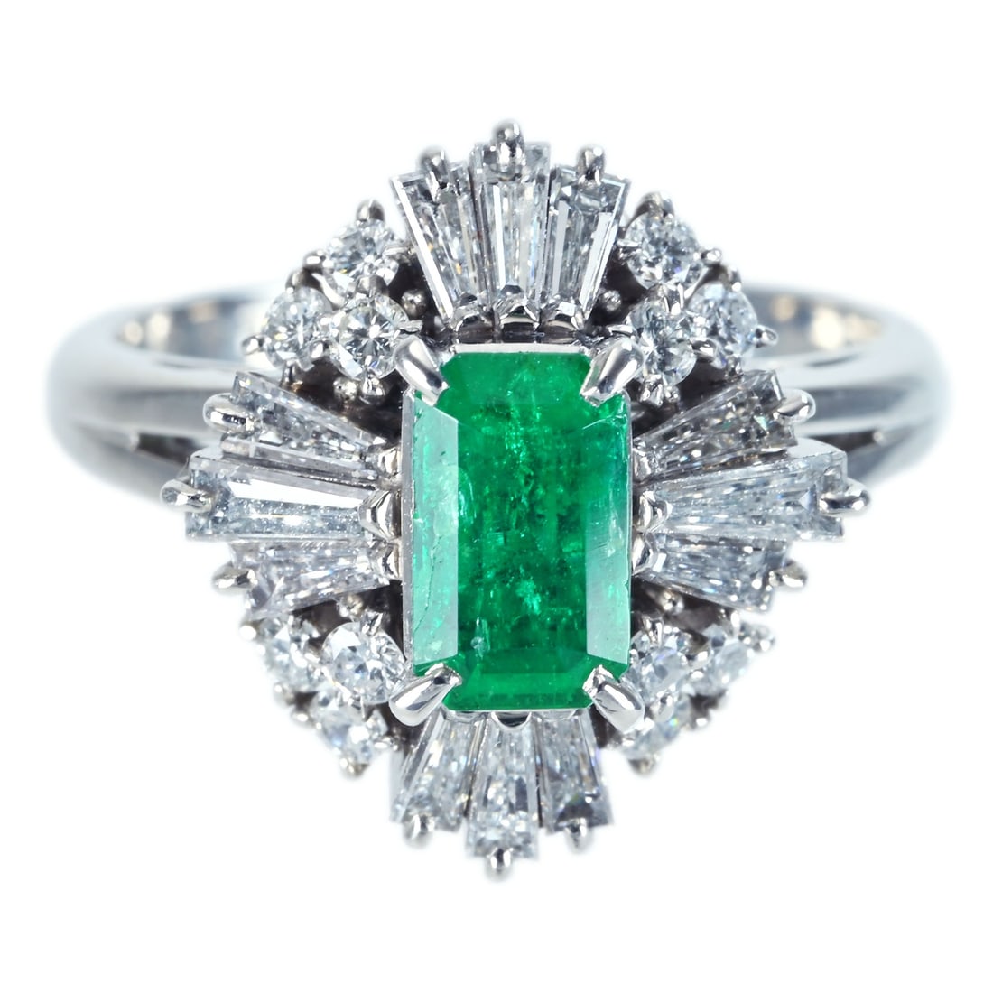 PT900 EMERALD RING: Type:RING Diamond:0.77ct EMERALD:0.65ct Metal:18K Size:4(US) Accessories:N/A