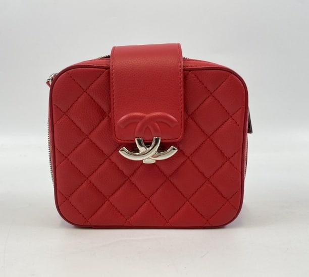 CHANEL CC Matelasse Shoulder Bag Caviar Skin: Brand:Chanel Material:Caviar Model No.: 2017YR Sizs:N/A Accessories: Card