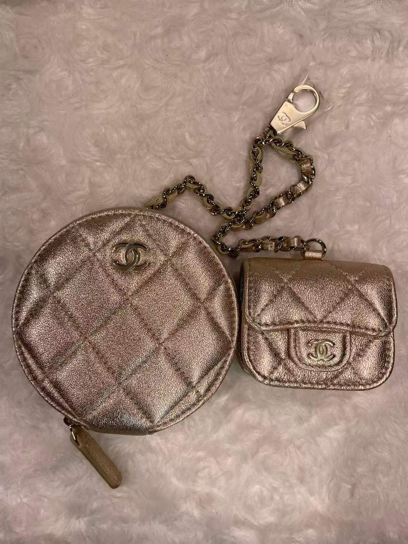 CHANEL Metallic Lambskin Quilted Round Clip On Coin Purse Airpods Case: Item Name:Chanel Metallic Lambskin Quilted Round Clip On Coin Purse Airpods Case Brand:CHANEL Model No.: ET37X95H Sizs:10cm*10cm*1.5cm Color: Gold Material:Lambskin Accessories:N/A