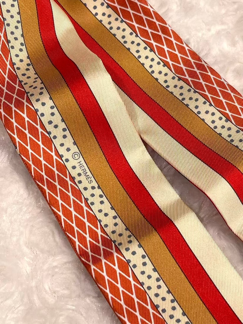 HERMES Grand Theatre Nouveau Twilly Scarf: Item Name:Hermes Grand Theatre Nouveau Twilly Scarf Brand:Hermes Model No.:H063761S 20 Sizs:86cm*5cm Material:Silk Accessories:N/A