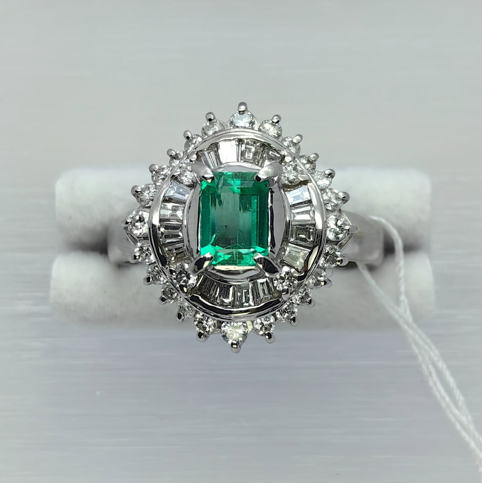 Pt900 Emerald Diamond Ring: Type: Ring Metal:Platinum Emerald:0.77ct Diamond:1.01ct Size:8.5(US) Signed By: N/A