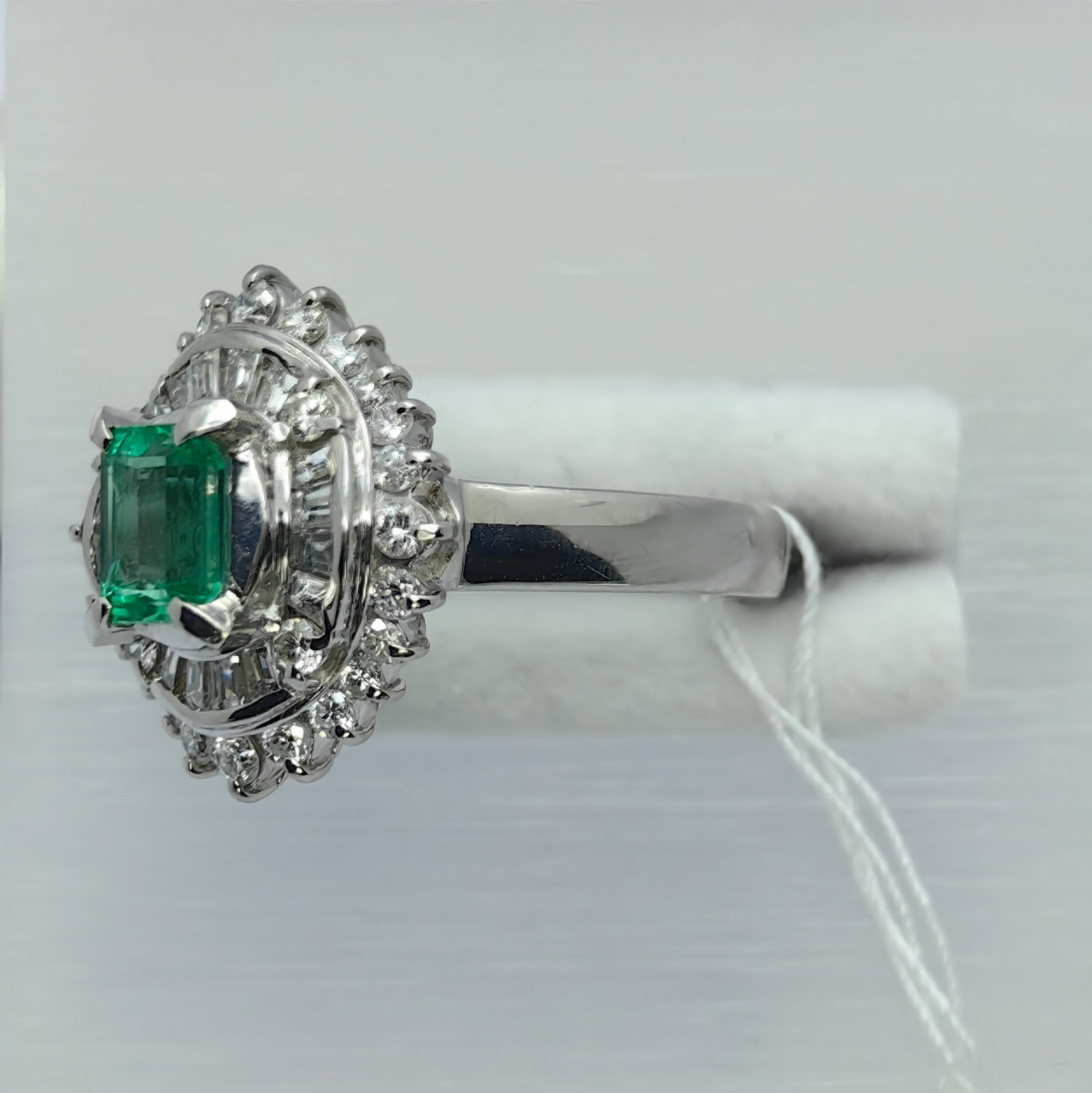 Pt900 Emerald Diamond Ring - 2
