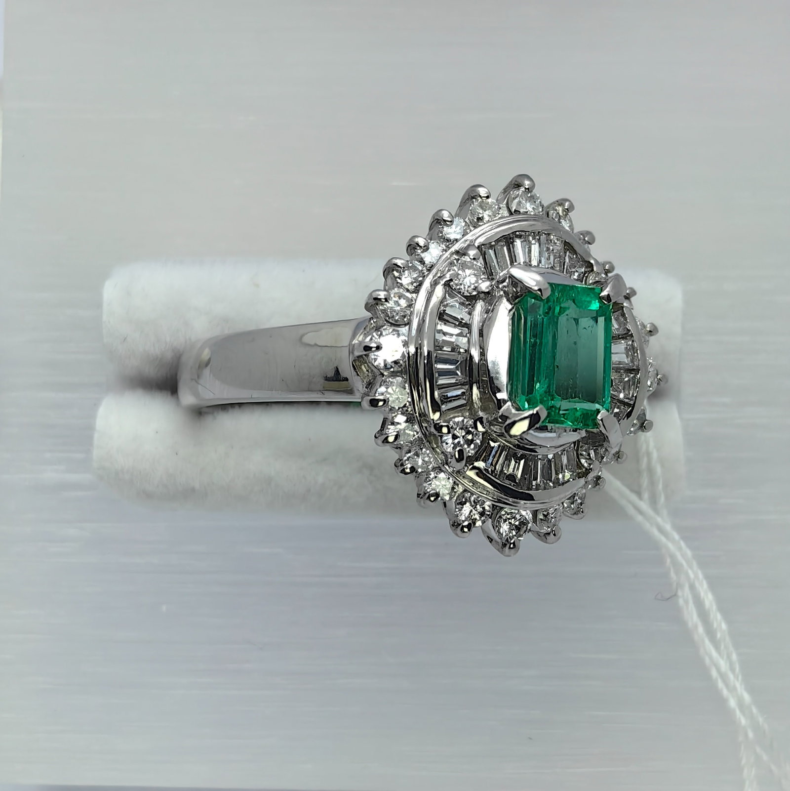 Pt900 Emerald Diamond Ring - 3