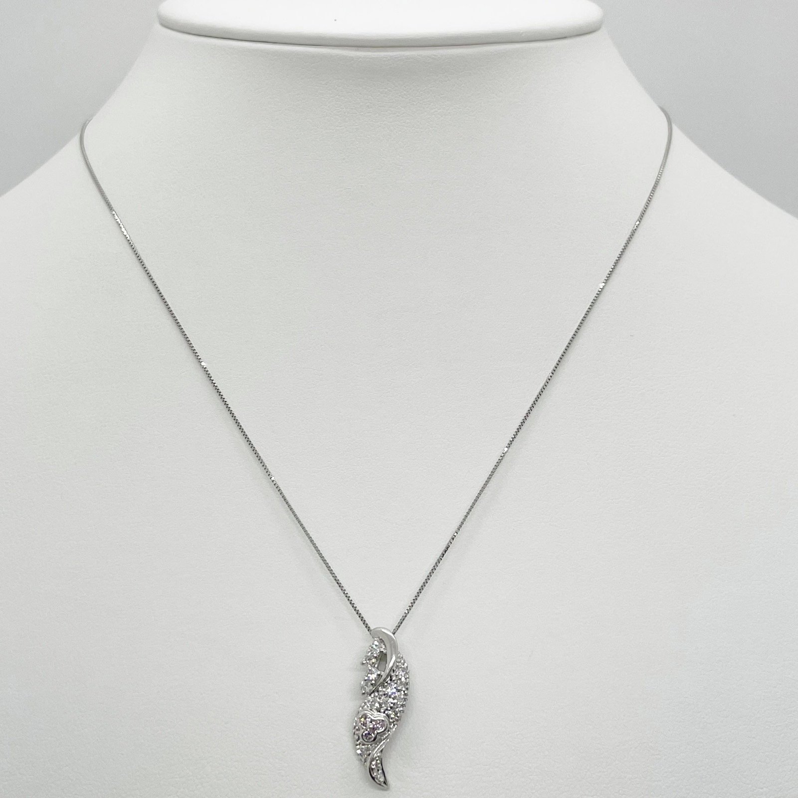 Pt900/Pt850 Pink Diamond Necklace: Type: Necklace Metal:Platinum Pink Diamond:0.09ct Diamond:0.22ct Size:46cm Signed By: N/A